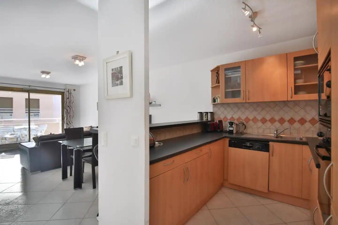 אנטיב Charming Two-Bedroom Apartment With Balcony And Garage By The Marina מראה חיצוני תמונה