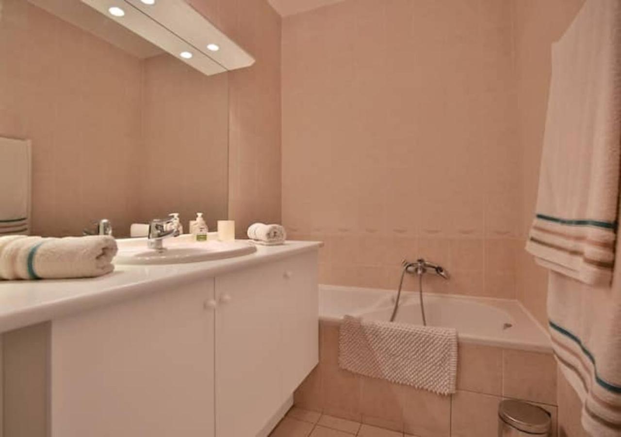 אנטיב Charming Two-Bedroom Apartment With Balcony And Garage By The Marina מראה חיצוני תמונה